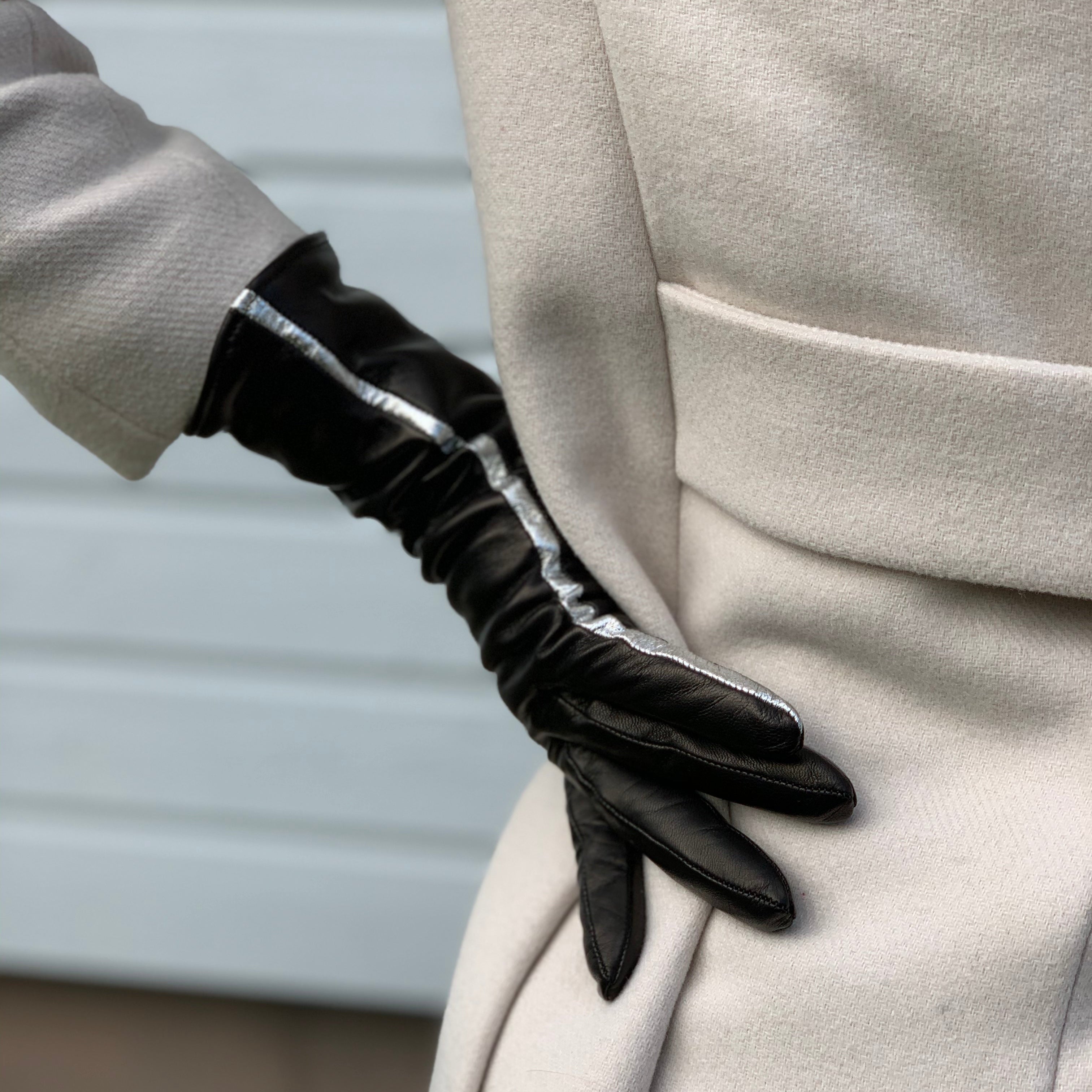 Naisten nahkakäsine, eleganssi, pidempi varsi, musta