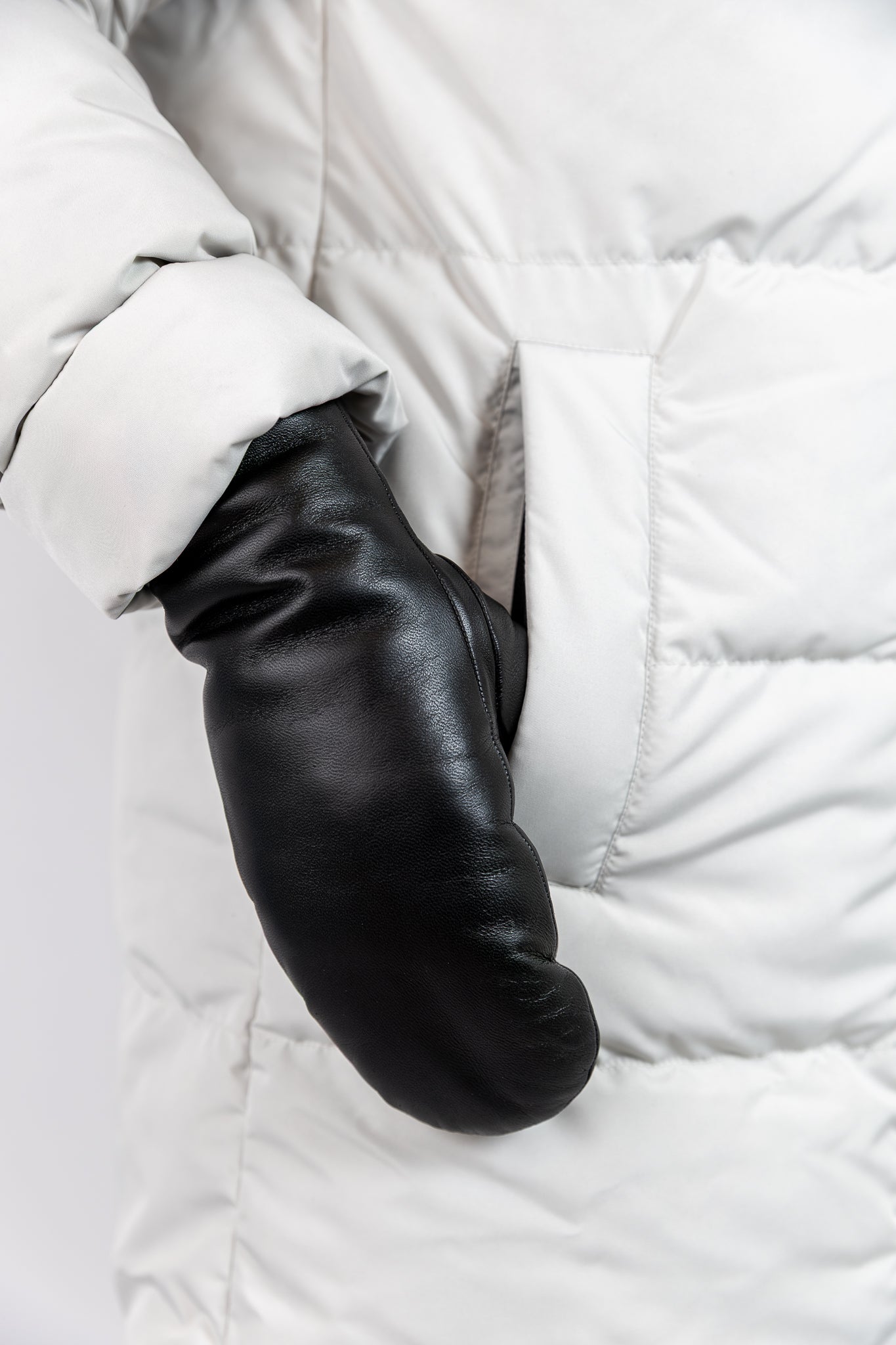 Naisten rukkanen, musta