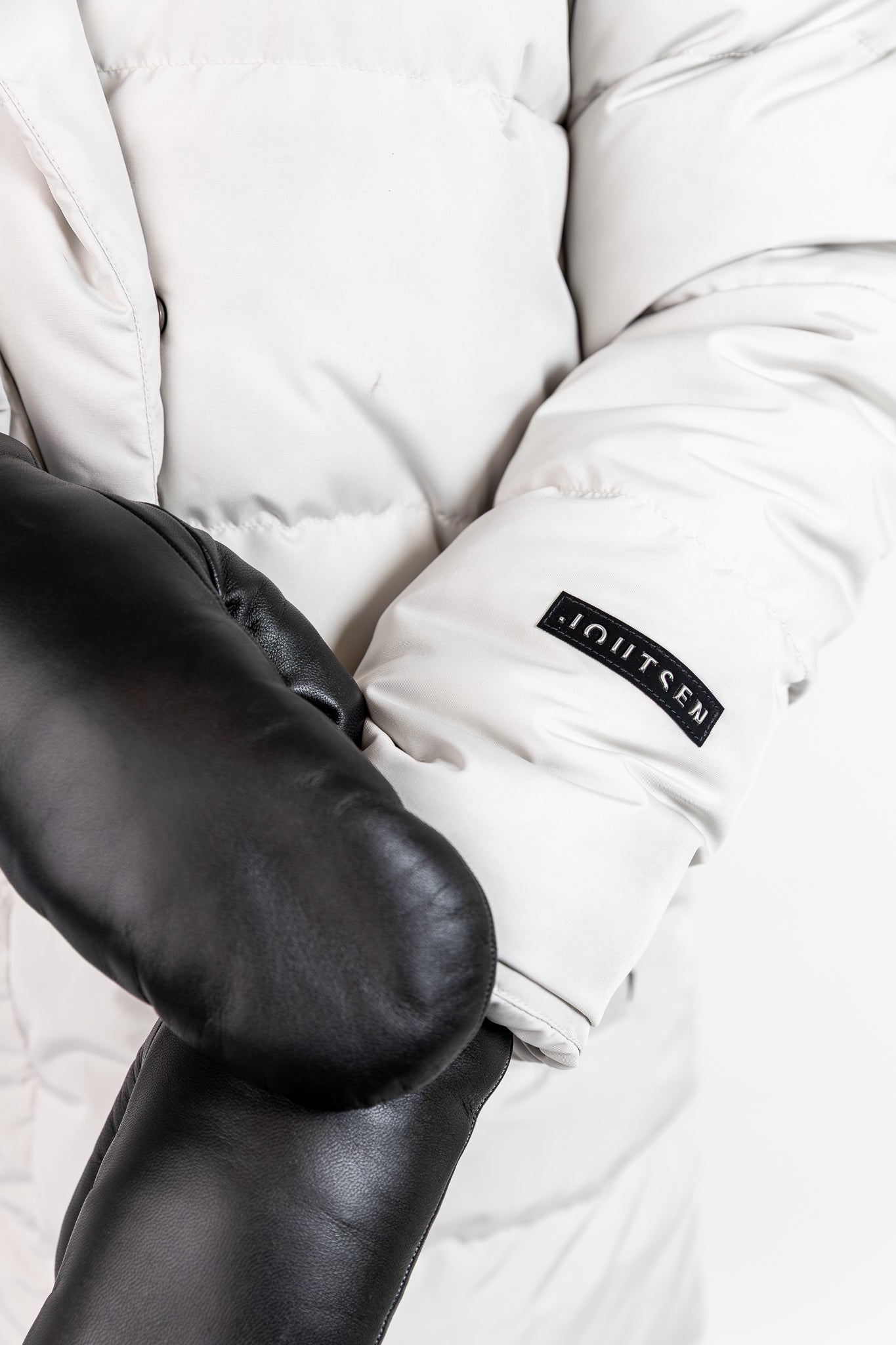 Naisten rukkanen, musta