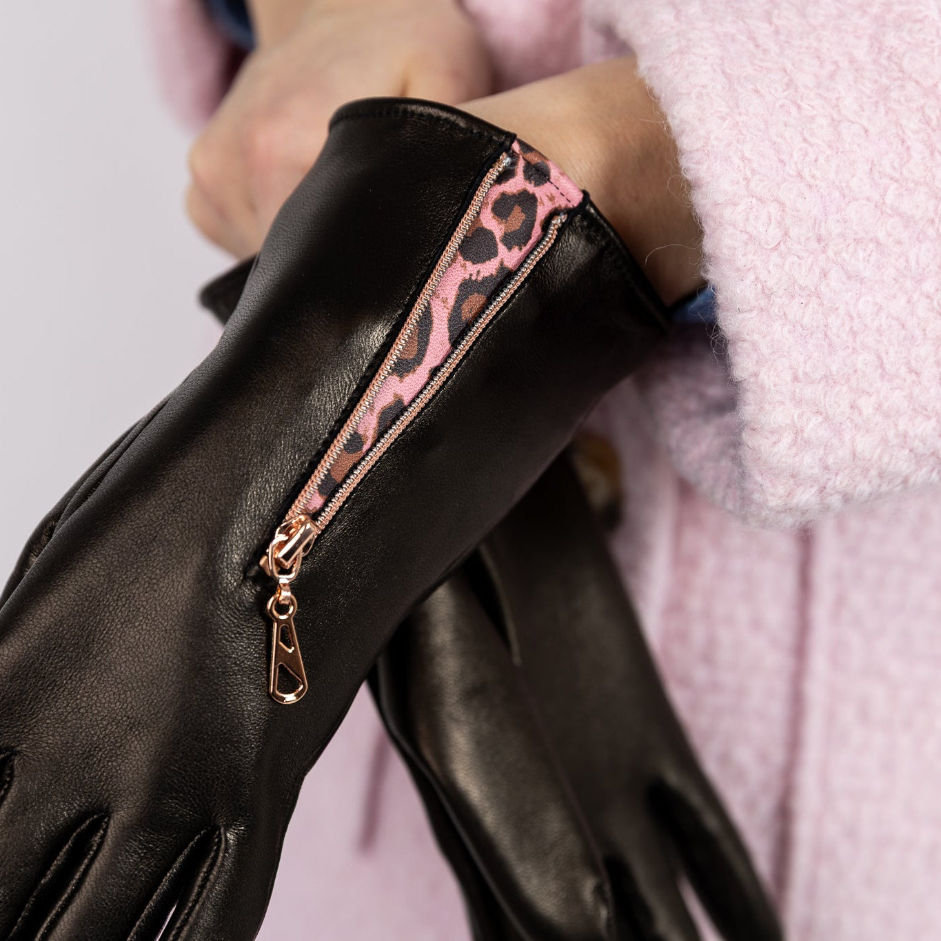 Naisten nahkakäsine, pidempi vetoketju, ruusukulta, musta