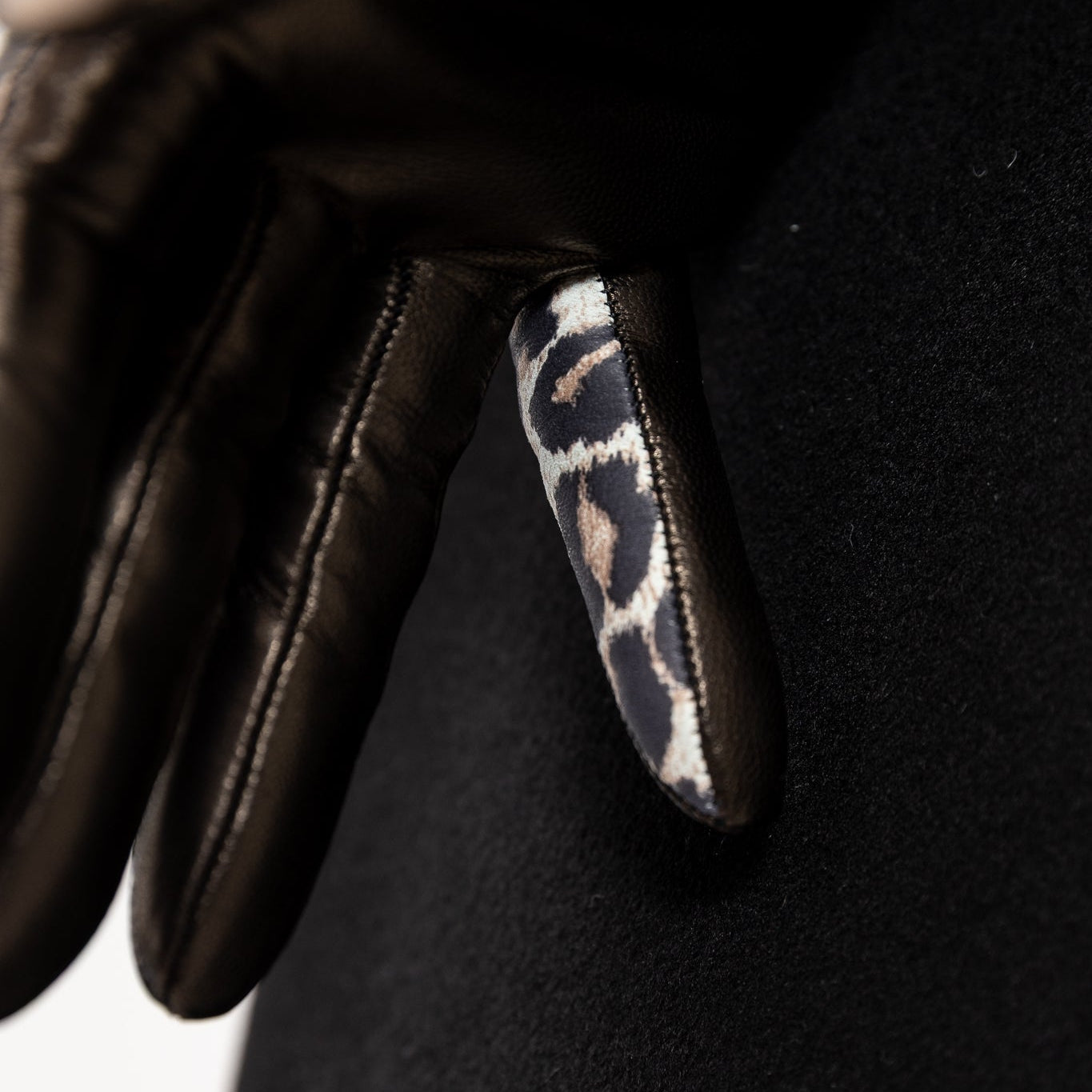 Naisten nahkakäsine, leopardikiila, musta