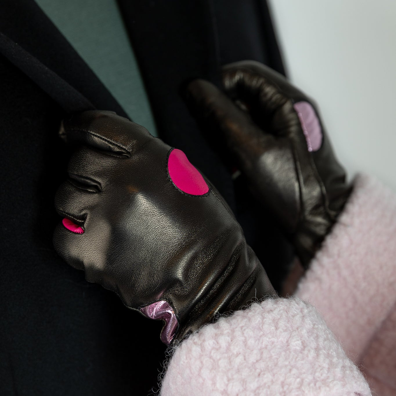 Naisten nahkakäsine, pinkkipallot, musta