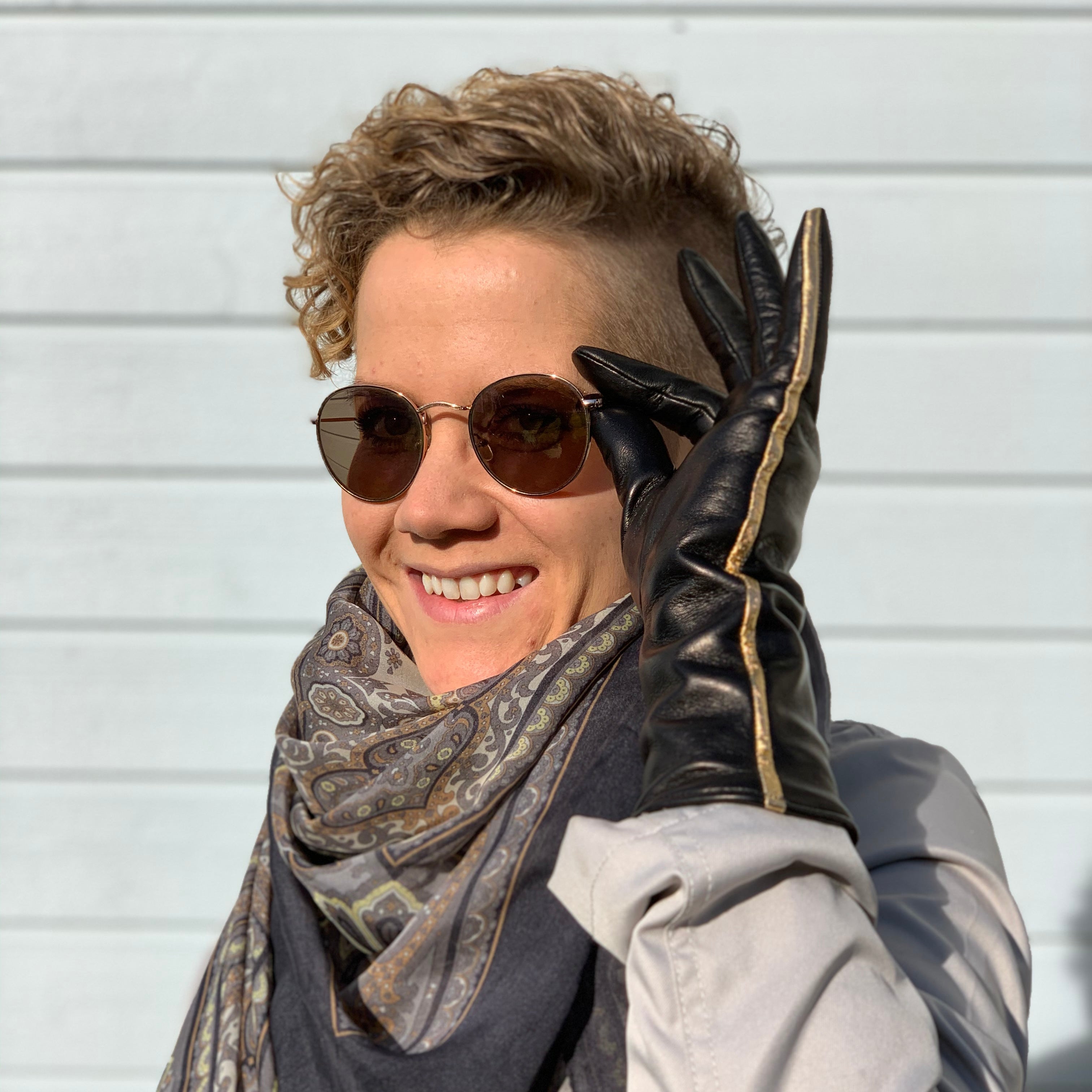 Naisten nahkakäsine, eleganssi, pidempi varsi, musta